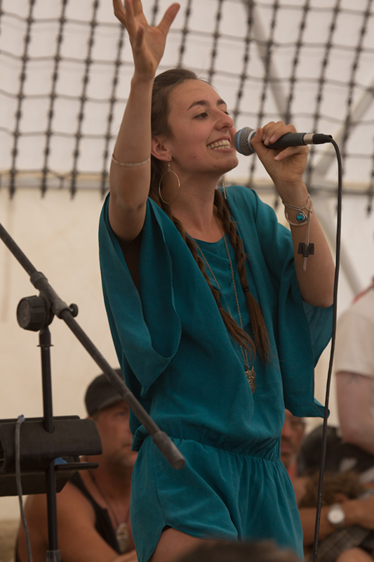 %_tempFileNameAnya%20sings%20to%20audience%2009%