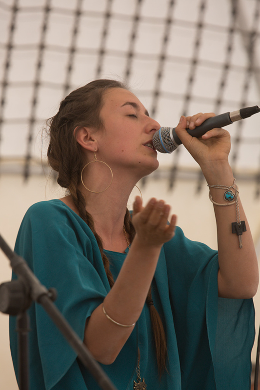 %_tempFileNameAnya%20sings%20to%20audience%2020%