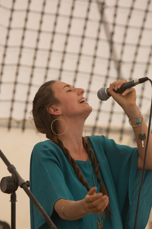 %_tempFileNameAnya%20sings%20to%20audience%2028%