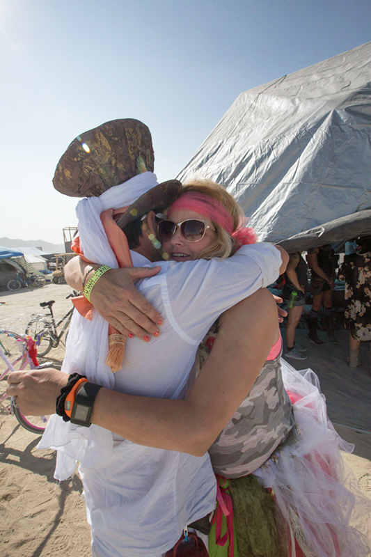 %_tempFileNameFeather%20hugs%20guests%20at%20coffee%20dome%2003%